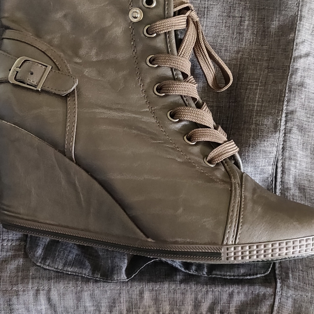 Boots - Picture 6 of 8